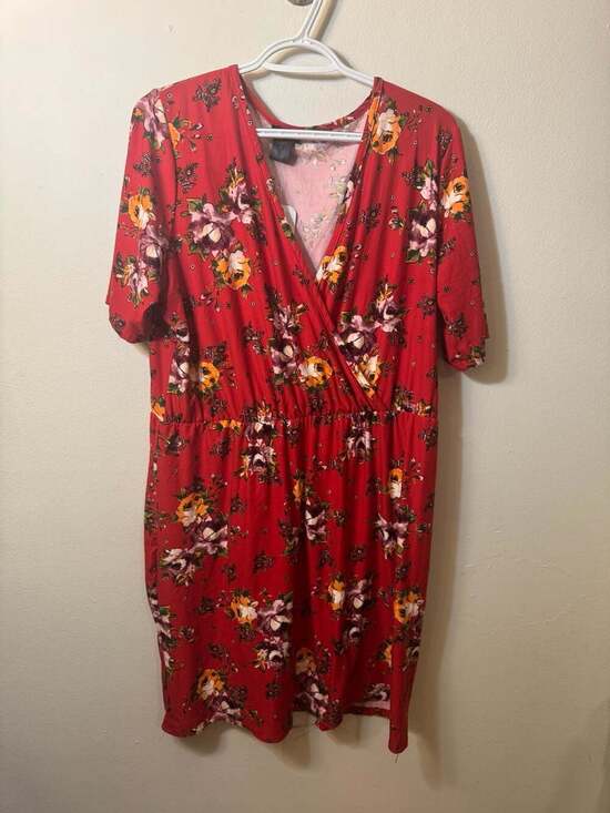 rue21 Dresses & Skirts - Rue21 rue+ Red Floral Wrap V-Neck Short Sleeve Dress Size 2X